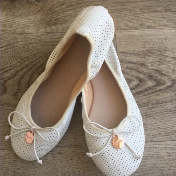 Ruby and bloom winter white perforated ballet flats/gorgeous rose gold tassel 2 - Picture 1 of 4